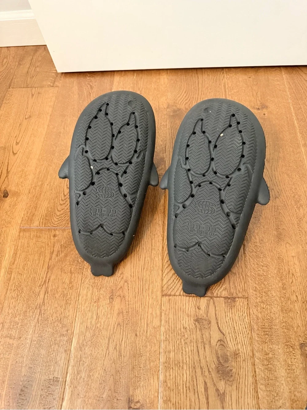 Shark slides sandals big boys size 7 black speckle pool beach sandal